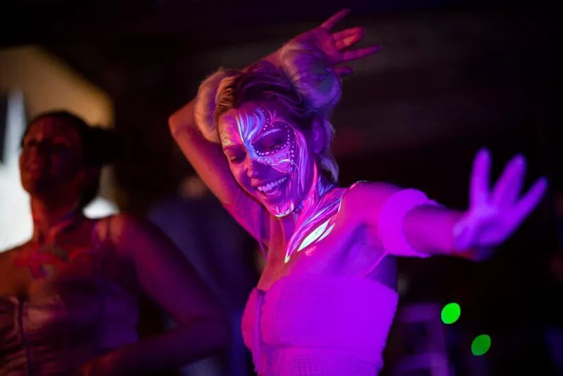 Rave Ne Demek? Rave Kültürü Hakkında Her Şey Freya Art Rave Partilerinin Temel Özellikleri:
